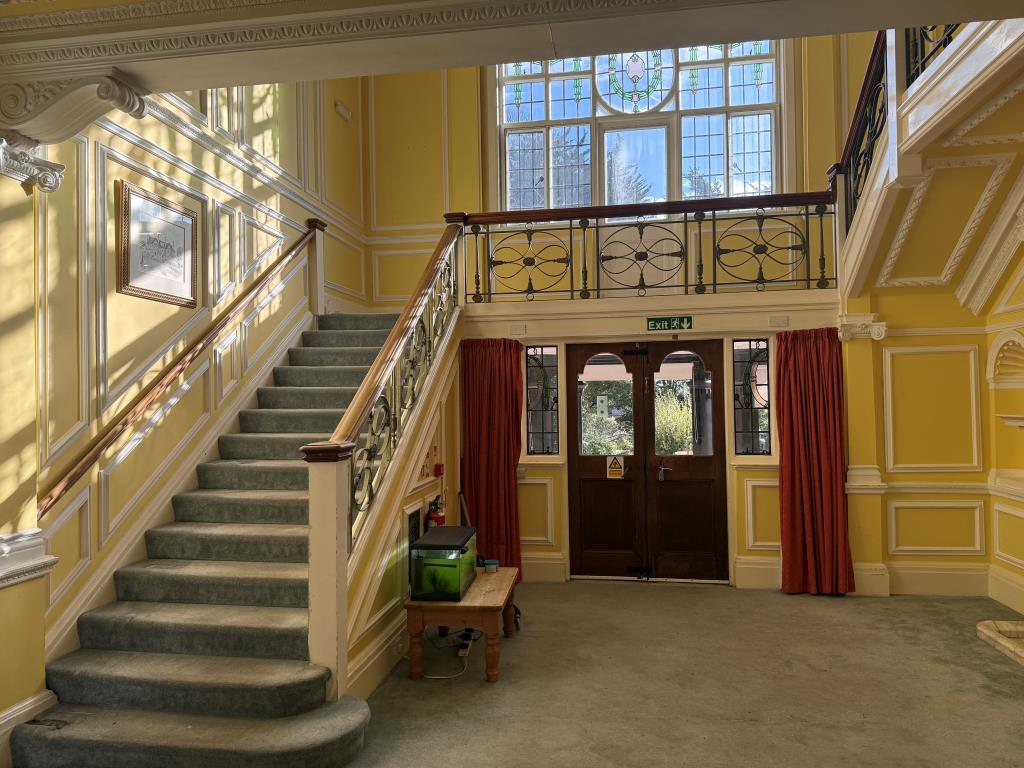 Lot: 45234 - TO BE OFFERED IN OUR 26TH MARCH AUCTION - FORMER CARE HOME WITH CONSENT FOR CONVERSION INTO SUBSTANTIAL DWELLING - Entrance hallway